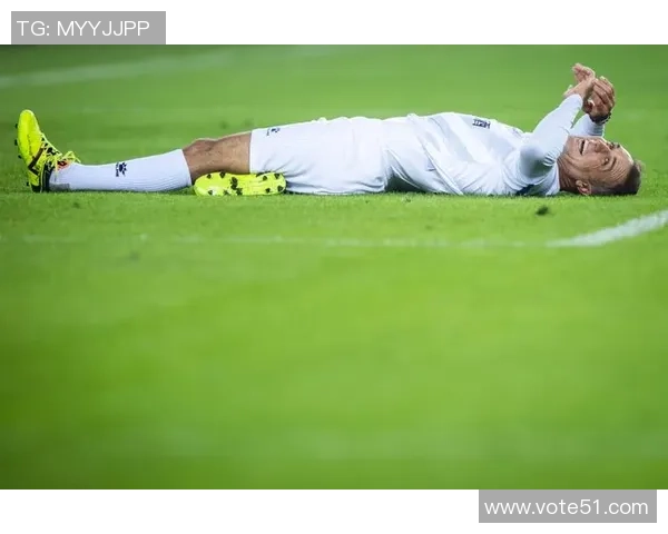 足球球星晒肌肉挑战极限展现力量与自信引领健身风潮